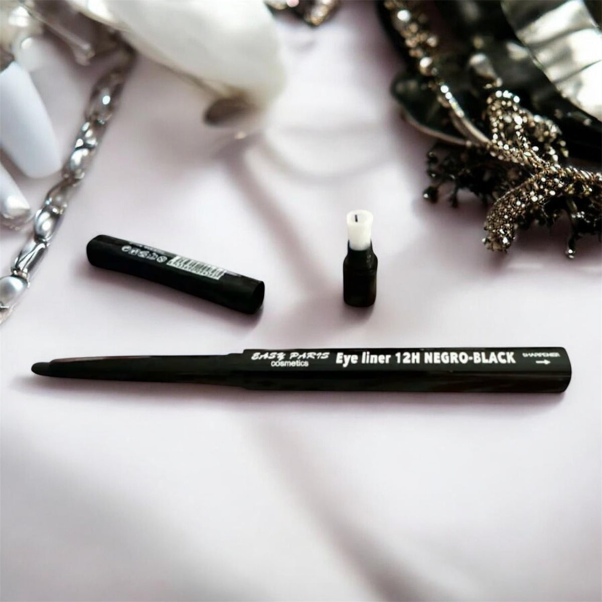 Eye liner noir avec taille crayon