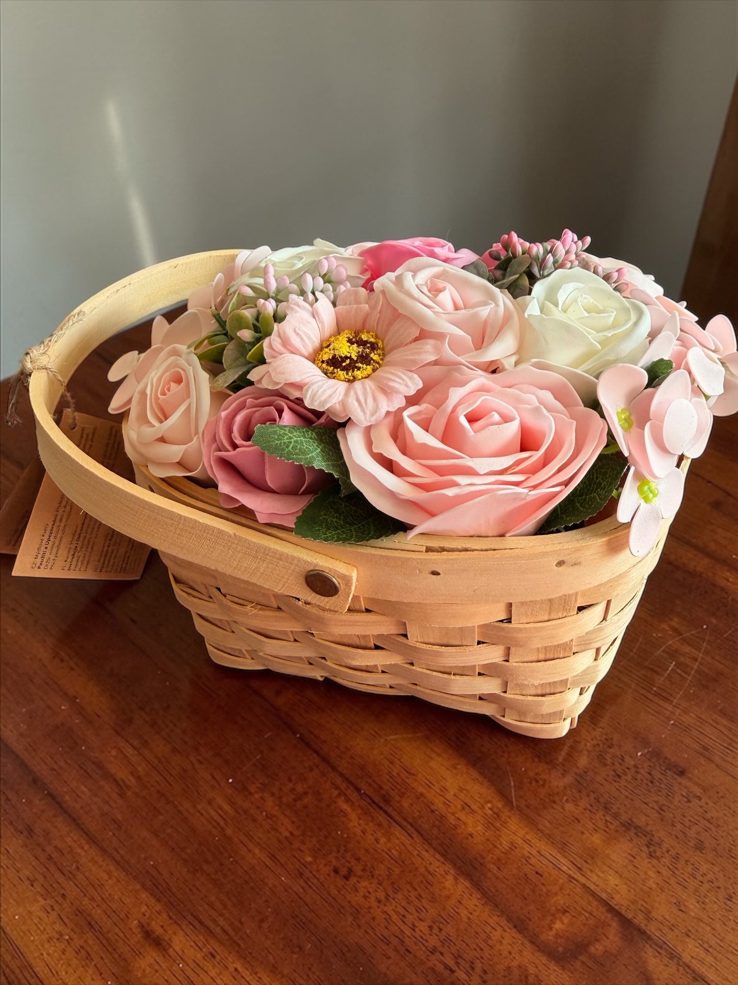 Grand panier de 13 fleurs en pétales de savon Douceur