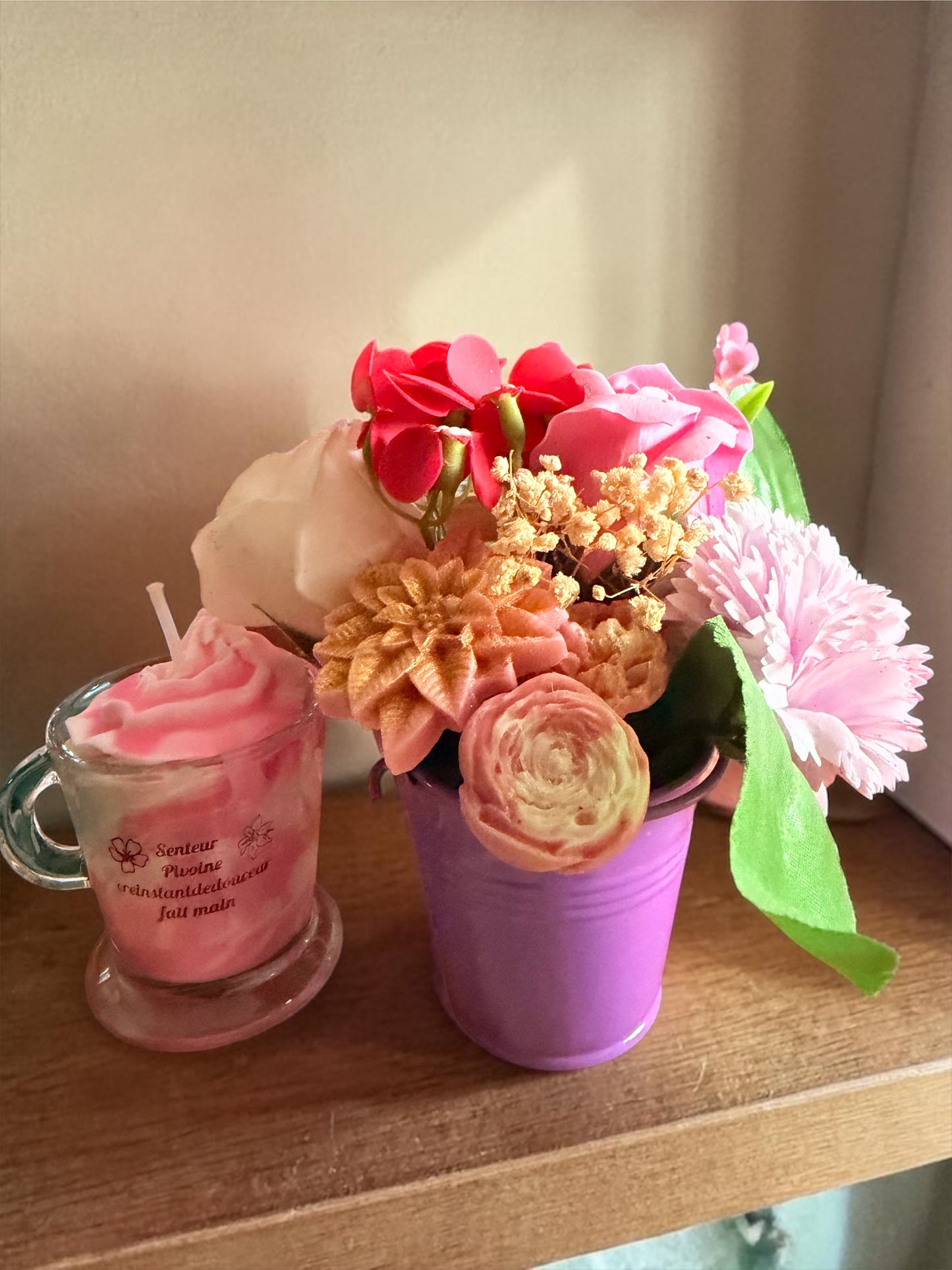 Coffret bougie et bouquet en pétales de savon et fondants de cire