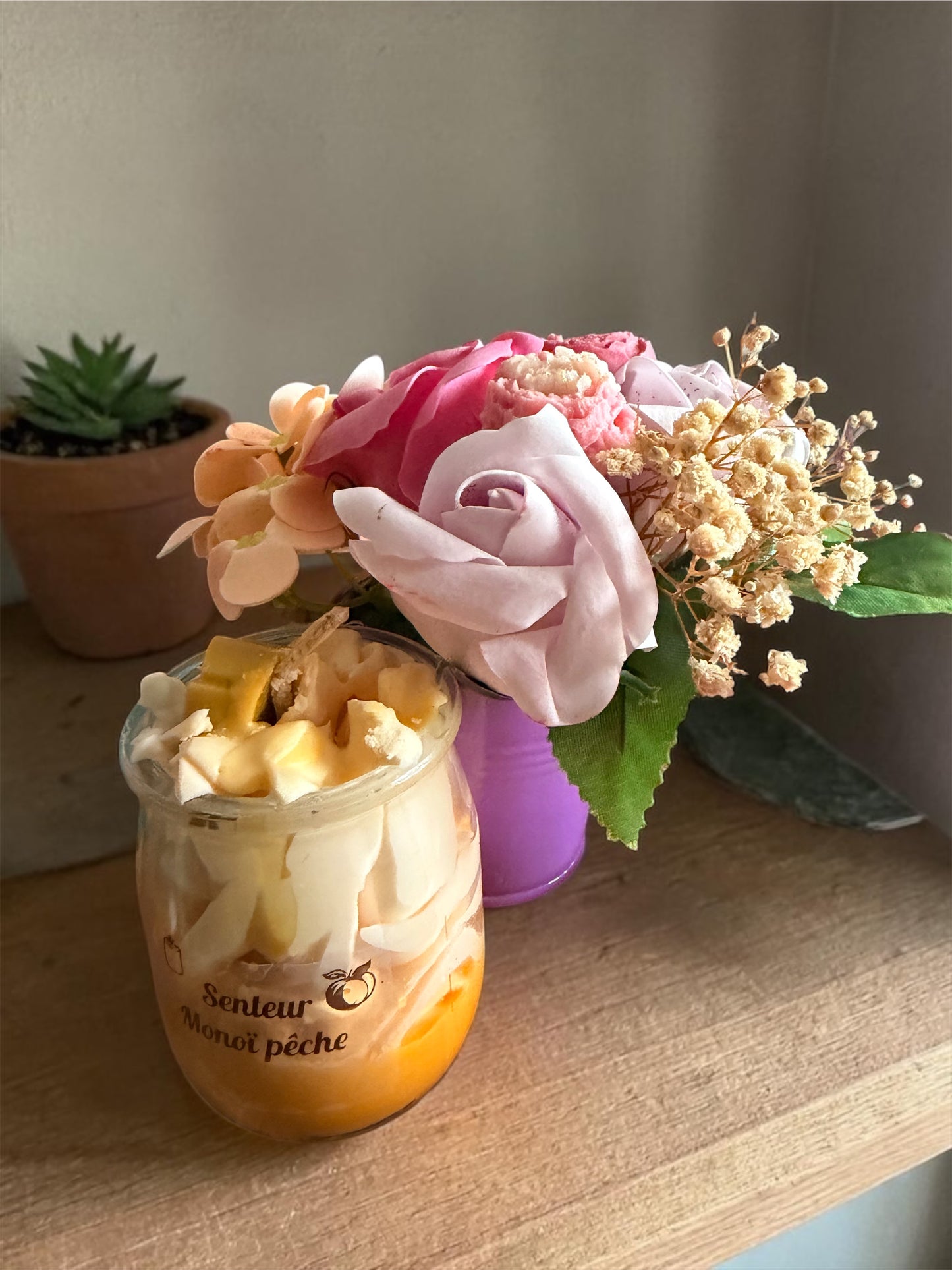Coffret bougie et bouquet en pétales de savon et fondants de cire